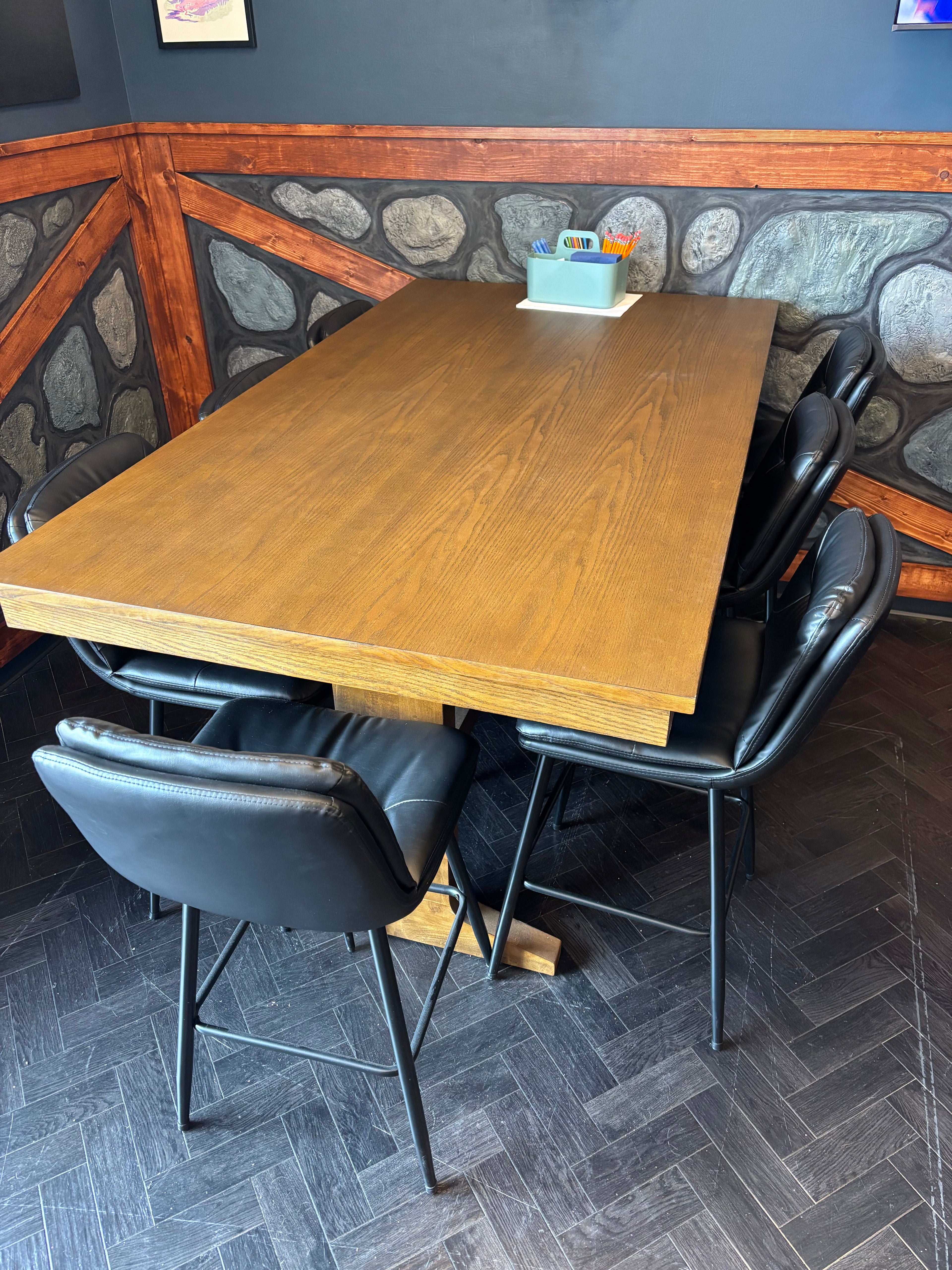 Table 7 - Large | The Courtyard